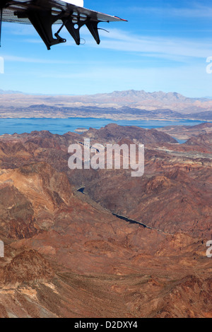 Vista aerea volare sopra il fiume Colorado arizona nevada border sotto la diga di Hoover usa Foto Stock