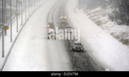 Driver sulla M6 strada a pedaggio Autostrada vicino a CANNOCK STAFFS nella tormenta di neve ghiacciata ghiaccio condizioni di cattiva visibilità scarsa Inverno Meteo Foto Stock