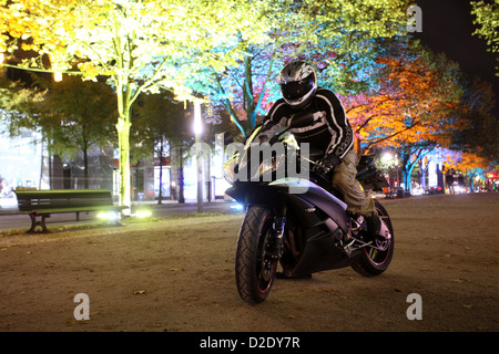 Berlino, Germania, con la sua Yamaha R6 motoveicolo Unter den Linden Foto Stock