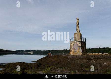 Statua di Ammiraglio Lord Nelson sullo Stretto di Menai, il Galles del Nord, con Plas Newydd in distanza Foto Stock