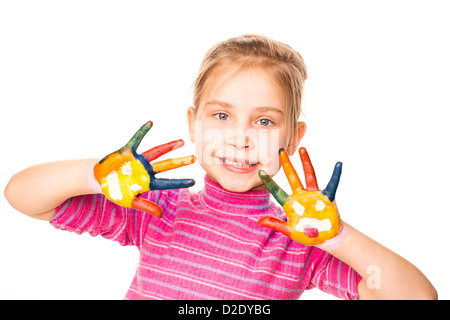 Ritratto di un felice allegro ragazza che mostra le sue mani dipinte in colori luminosi, isolato su bianco Foto Stock