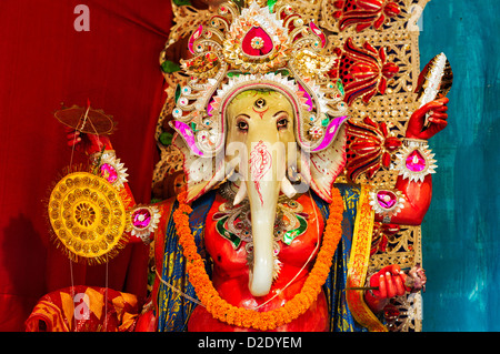 Ganesh, dio indù, Calcutta, India. Un display pandal durante il festival indù di Durga Puja. Foto Stock