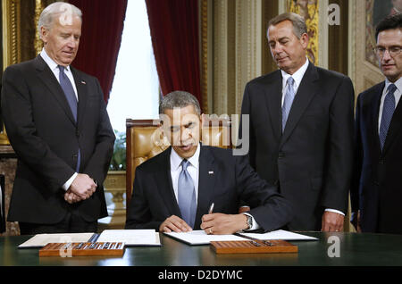 Gen 21, 2013 - Washington, Distretto di Columbia, Stati Uniti d'America - il Presidente Barack Obama segni un annuncio per commemorare l inaugurazione, intitolato una Giornata nazionale di speranza e per risolvere, al Campidoglio di Washington, lunedì 21 gennaio, 2013, seguendo il suo cerimoniale di giuramento cerimonia durante la 57th inaugurazione presidenziale. Da sinistra sono, Vice presidente Joe Biden, House Speaker John Boehner di Ohio e casa il leader della maggioranza Eric Cantor di Va. (credito Immagine: © Jonathan Ernst/Piscina/Prensa Internacional/ZUMAPRESS.com) Foto Stock