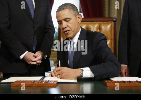 Gen 21, 2013 - Washington, Distretto di Columbia, Stati Uniti d'America - il Presidente Barack Obama segni le candidature al Campidoglio di Washington, lunedì 21 gennaio, 2013, per il Senatore John Kerry, D-messa. per essere nominato segretario di Stato; il capo del personale della Casa Bianca, Jacob Lew per essere nominato segretario del Tesoro, ex Nebraska Sen. Chuck Hagel a essere il Segretario della Difesa e John Brennan di essere il direttore della CIA, dopo il suo cerimoniale di giuramento cerimonia durante la 57th inaugurazione presidenziale. (Credito Immagine: © Jonathan Ernst/Piscina/Prensa Internacional/ZUMAPRESS.com) Foto Stock