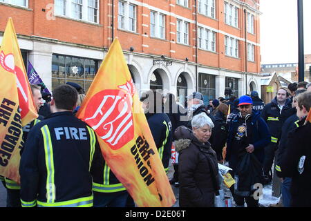 Londra, Regno Unito. Xxi gen, 2013. Vigili del fuoco protestare fuori Londra Vigili del Fuoco Quarti di testa come il fuoco i membri delle autorità votare proposte di tagli che sarebbe vedere 520 vigili del fuoco licenziati, 12 stazioni di vigili del fuoco vicino e la rimozione di 18 motori Fire nella capitale. Foto Stock