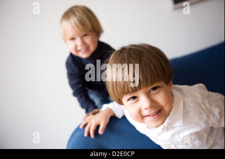 Berlino, Germania, due fratelli romp sul divano Foto Stock