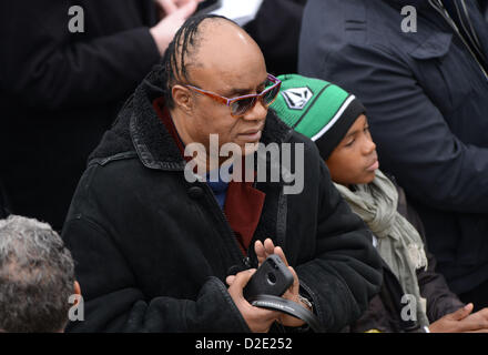 Gen 21, 2013 - Washington, Distretto di Columbia, Stati Uniti - Cantante Stevie Wonder plaude alla cerimonia di insediamento del Presidente Barack Obama. (Credito Immagine: © Jay Mallin/ZUMAPRESS.com) Foto Stock