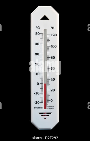 Celsius Centigradi a Fahrenheit di alcool nel termometro di vetro la lettura di 0ºC 32ºF isolati su sfondo nero Foto Stock