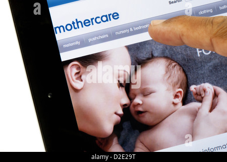 Una persona lo shopping su internet al sito web I Mothercare, su un iPad, REGNO UNITO Foto Stock