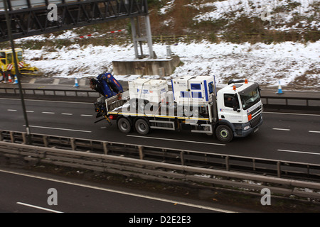 Commerciale del traffico pesante sull'autostrada M4, camion che trasportano generatori, Gennaio 2013 Foto Stock