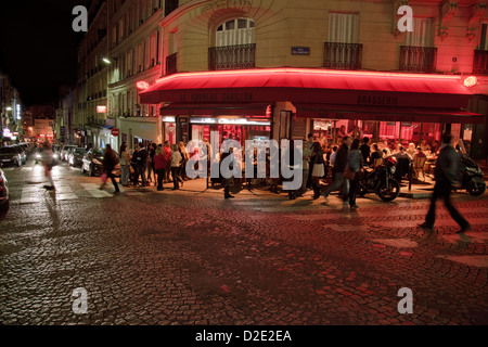 Le Nouveaus Carillon in Montmartre di notte Foto Stock