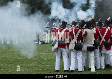 Re-enactors che rappresentano i soldati britannici della guerra del 1812 rievocazione della battaglia di Queenston Heights Foto Stock