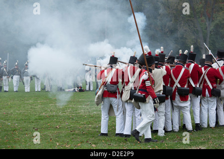 Re-enactors che rappresentano i soldati britannici della guerra del 1812 rievocazione della battaglia di Queenston Heights Foto Stock