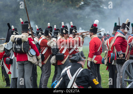 Re-enactors che rappresentano i soldati britannici della guerra del 1812 rievocazione della battaglia di Queenston Heights Foto Stock