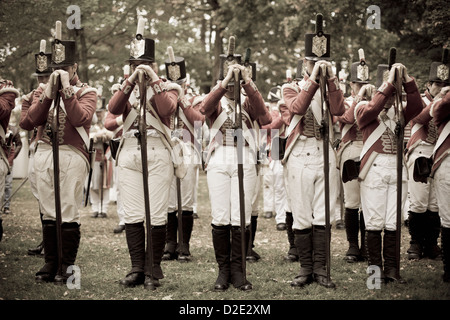 Re-enactors che rappresentano i soldati britannici della guerra del 1812 rievocazione della battaglia di Queenston Heights Foto Stock