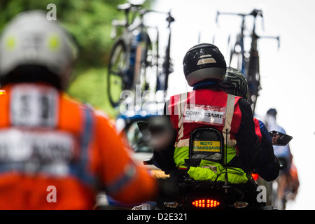 Parte posteriore di un motociclo Commissaire con vetture del team e montate sul tetto di cicli in avanti durante la fase 8 del 2012 Tour della Gran Bretagna di gara. Foto Stock