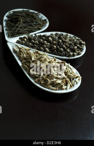 Berlino, Germania, tre tè cinesi in piccole ciotole su sfondo nero Foto Stock