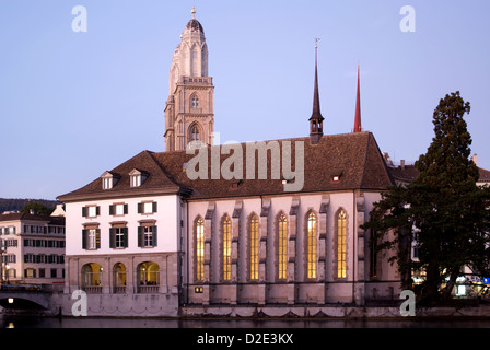 Zurigo, Svizzera, l'acqua e la chiesa annessa Helmhaus a Limmatquai Foto Stock