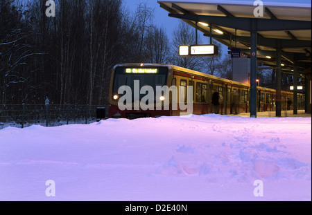 Berlino, Germania, S-Bahn è in una stazione ferroviaria in inverno Foto Stock