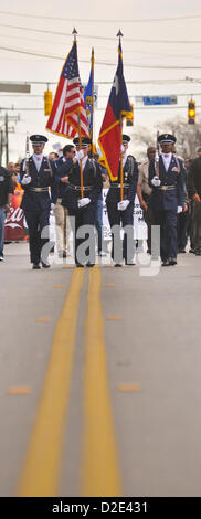 Gen 21, 2013 - San Antonio, Texas, Stati Uniti d'America - Il Judson High School ROTC conduce il modo per circa 100.000 persone che prendono parte al Martin Luther King Marzo a San Antonio, TX., lunedì. (Credito Immagine: © Robin Jerstad/ZUMAPRESS.com) Foto Stock