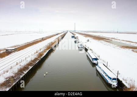 Le linee ferroviarie coprono con neve alta nei pressi di St. Olive Marina, con la nuova via del fiume tagliata, chiatte e ormeggio barche, vista dall'alto dalla diga di Haddiscoe volano sopra, St Olive, Norfolk, Regno Unito Foto Stock