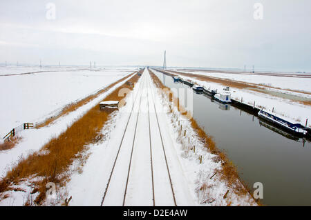 Le linee ferroviarie coprono con neve alta nei pressi di St. Olive Marina, con la nuova via del fiume tagliata, chiatte e ormeggio barche, vista dall'alto dalla diga di Haddiscoe volano sopra, St Olive, Norfolk, Regno Unito Foto Stock