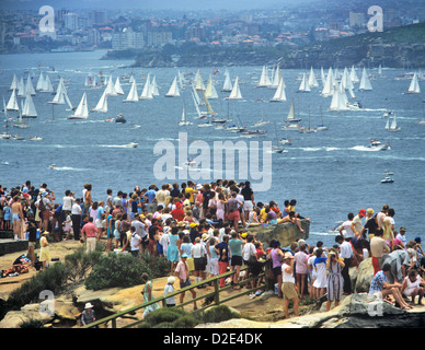 Australia, Nuovo Galles del Sud, Sydney, inizio della Sydney Hobart Yacht Race, yacht passando la testa del Sud Foto Stock