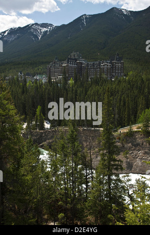 FAIRMONT BANFF SPRINGS HOTEL dal punto di sorpresa il Fiume Bow BANFF ALBERTA CANADA Foto Stock