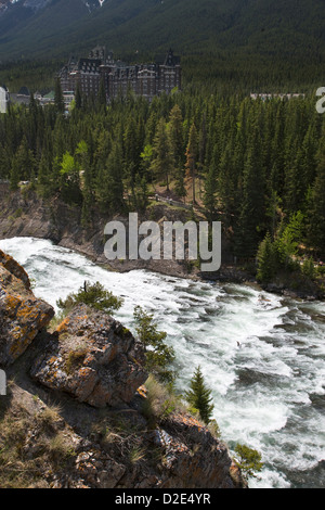 FAIRMONT BANFF SPRINGS HOTEL dal punto di sorpresa il Fiume Bow BANFF ALBERTA CANADA Foto Stock