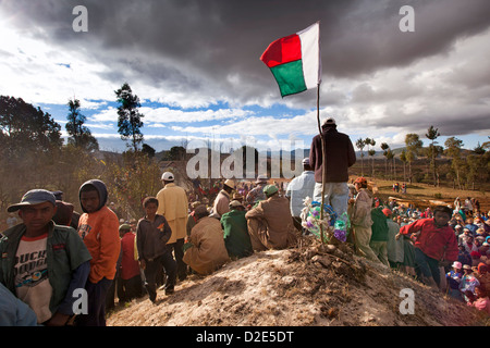 Madagascar, Antsirabe, famadihana 'Turning delle ossa' Betsileo tradizionale cerimonia tribale, bandiera sulla tomba Foto Stock