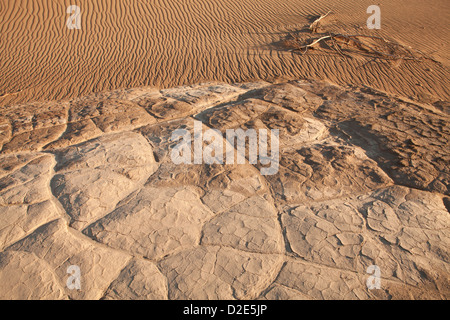 Modelli di pietra in sabbia a Mesquite Dune piatto vicino al tubo da stufa di pozzi, Parco Nazionale della Valle della Morte, California. Foto Stock