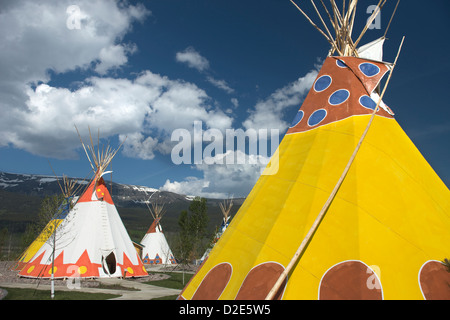 Dipinto NATIVE AMERICAN TEEPEES SAINT MARY LODGE RESORT SAINT MARYS Glacier National Park Montana USA Foto Stock