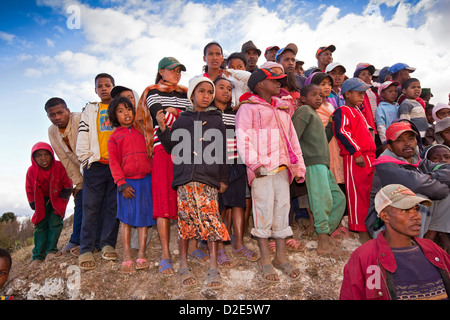 Madagascar, Antsirabe, famadihana 'Turning delle ossa' cerimonia Betsileo, famiglia sulla tomba Foto Stock