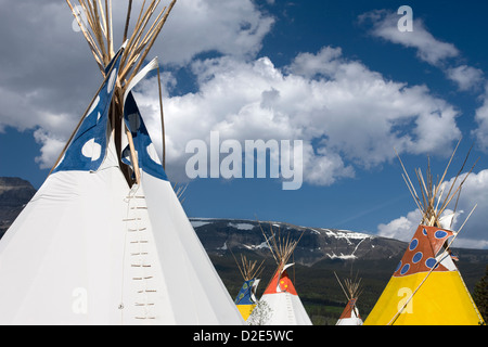 Dipinto NATIVE AMERICAN TEEPEES SAINT MARY LODGE RESORT SAINT MARYS Glacier National Park Montana USA Foto Stock