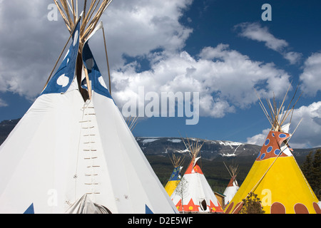 Dipinto NATIVE AMERICAN TEEPEES SAINT MARY LODGE RESORT SAINT MARYS Glacier National Park Montana USA Foto Stock