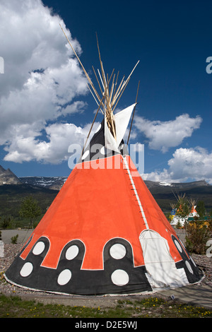 Dipinto NATIVE AMERICAN TEEPEES SAINT MARY LODGE RESORT SAINT MARYS Glacier National Park Montana USA Foto Stock