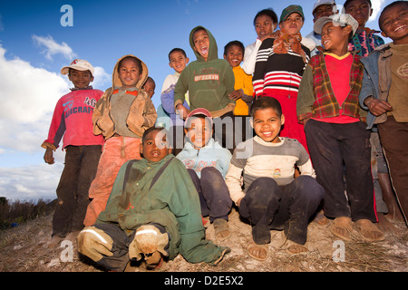 Madagascar, Antsirabe, famadihana girando delle ossa Betsileo cerimonia, i bambini sulla tomba Foto Stock