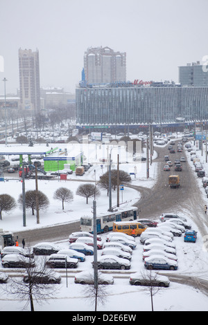 Auto in città area di parcheggio coperto di neve nella stagione invernale a San Pietroburgo, Russia Foto Stock