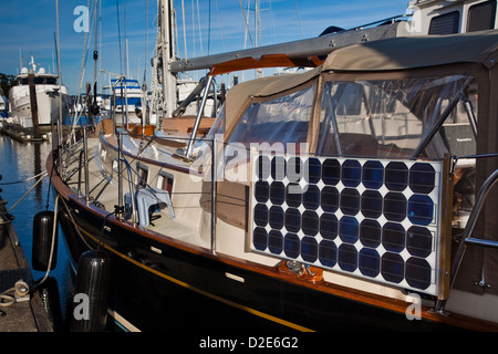 Pannelli solari montati su una barca a vela Foto Stock
