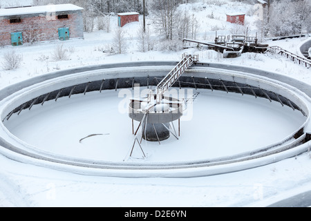 Coperte di neve vuota coloni rotondo nella rete fognaria impianto di trattamento Foto Stock