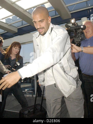 ***FILE FOTO***FC Chelsea del giocatore argentino Juan Sebastian Veron passa dai giornalisti dopo l'arrivo a Praga Ruzyne lunedì, Sett. 15, 2003 per la Champions League group G soccer match Sparta Praga vs FC Chelsea a Praga. Sparta giocherà contro Chelsea nel secondo turno di Europa League a Praga il 14 febbraio 2013.(CTK foto/Michal Dolezal) Foto Stock