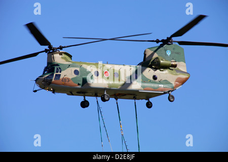 CH-47 elicottero della Japan Air Self Defense Force dimostrare capacità di sollevamento Foto Stock