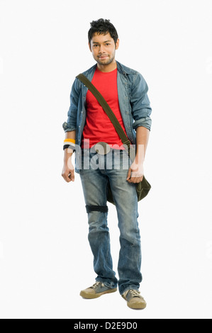 Studente universitario in posa con una borsa a tracolla Foto Stock