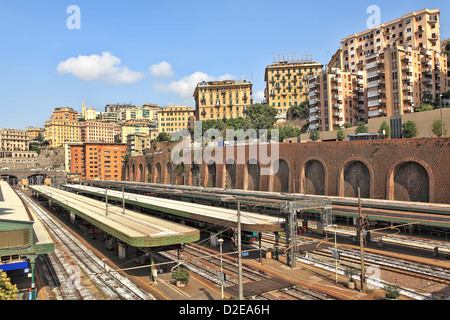 Vista su piattaforme a stazione centrale e residenziale di edifici urbani sopra a Genova, Italia. Foto Stock