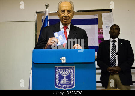 Il Presidente Shimon Peres esegue il suo dovere civico fusione il suo voto per il XIX Knesset elezioni. Peres ha detto "Io sono orgogliosa e mi auguro' e ha invitato tutti i cittadini di Israele ad andare a votare. Gerusalemme, Israele. 22-Gen-2013. Xix Knesset elezioni sono in corso in Israele a 10,128 stazioni di voto per 5,656,705 agli elettori. PM regnante Netanyahu e il Likud Beteynu Party sono attesi per vincere le elezioni ma forse con indebolito i poteri politici. Foto Stock