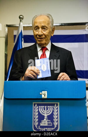 Il Presidente Shimon Peres esegue il suo dovere civico fusione il suo voto per il XIX Knesset elezioni. Peres ha detto "Io sono orgogliosa e mi auguro' e ha invitato tutti i cittadini di Israele ad andare a votare. Gerusalemme, Israele. 22-Gen-2013. Xix Knesset elezioni sono in corso in Israele a 10,128 stazioni di voto per 5,656,705 agli elettori. PM regnante Netanyahu e il Likud Beteynu Party sono attesi per vincere le elezioni ma forse con indebolito i poteri politici. Foto Stock