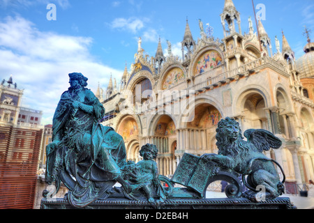 Piccola scultura composizione nella parte anteriore della famosa Basilica di San Marco a Venezia, Italia. Foto Stock