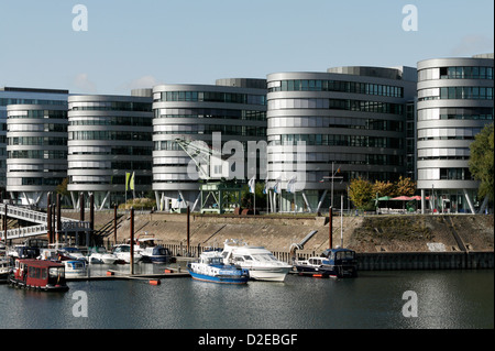 Duisburg, in Germania, il Buerokomplex cinque barche e marina nel porto interno Foto Stock