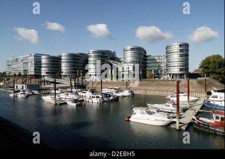 Duisburg, in Germania, il Buerokomplex cinque barche e marina nel porto interno Foto Stock