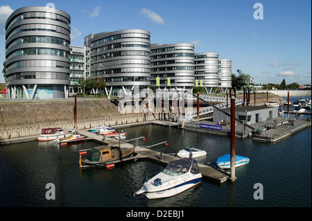 Duisburg, in Germania, il Buerokomplex cinque barche e marina nel porto interno Foto Stock